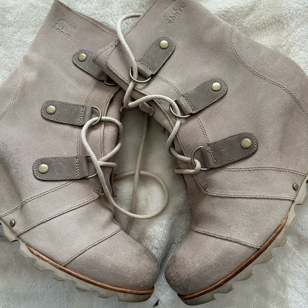 Sorel. 9.5. Cream wedge boot